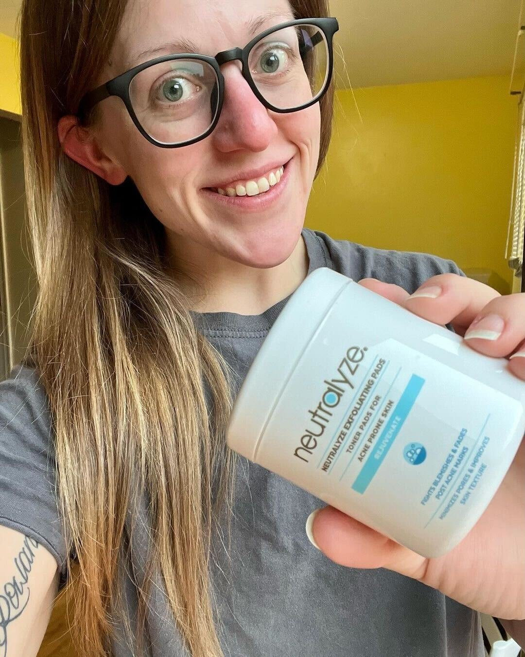 Neutralyze customer holding Exfoliating Pads