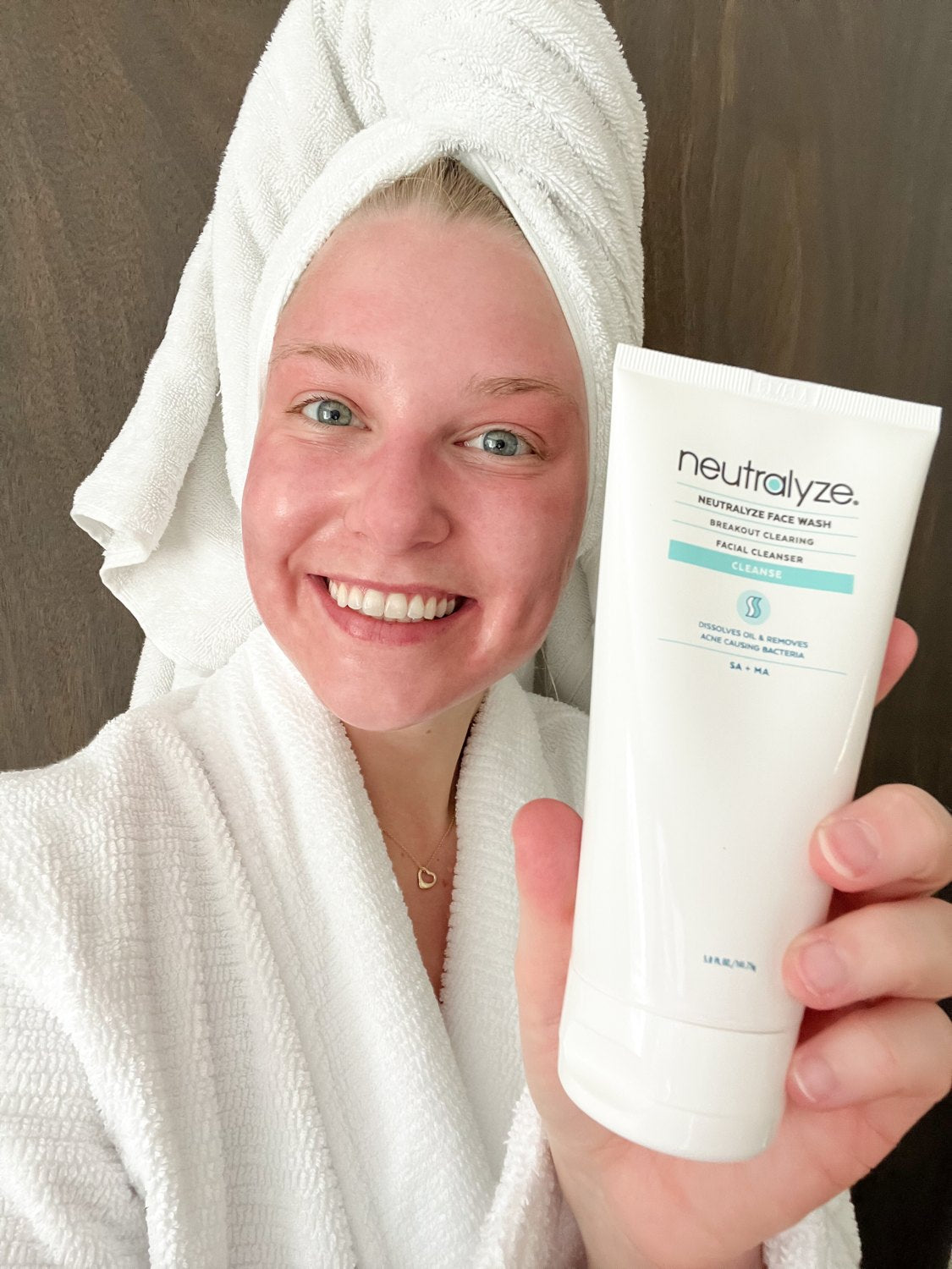 Neutralyze customer holding Face Wash