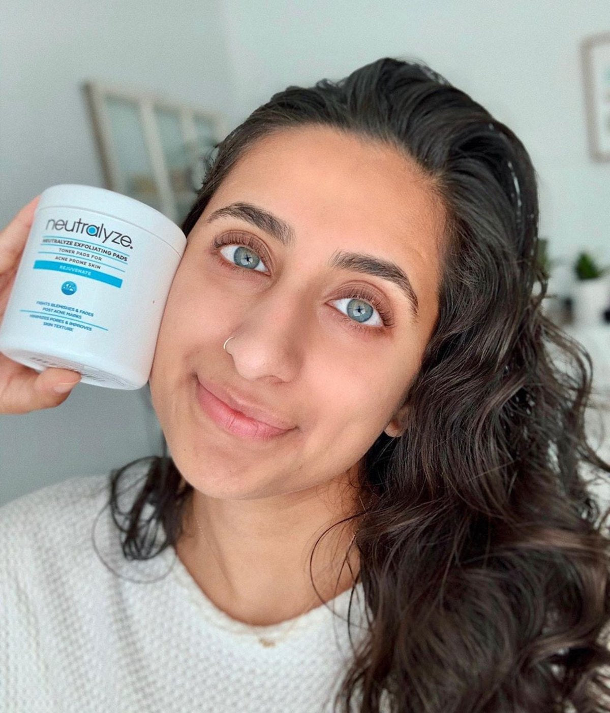 Neutralyze customer holding Exfoliating Pads