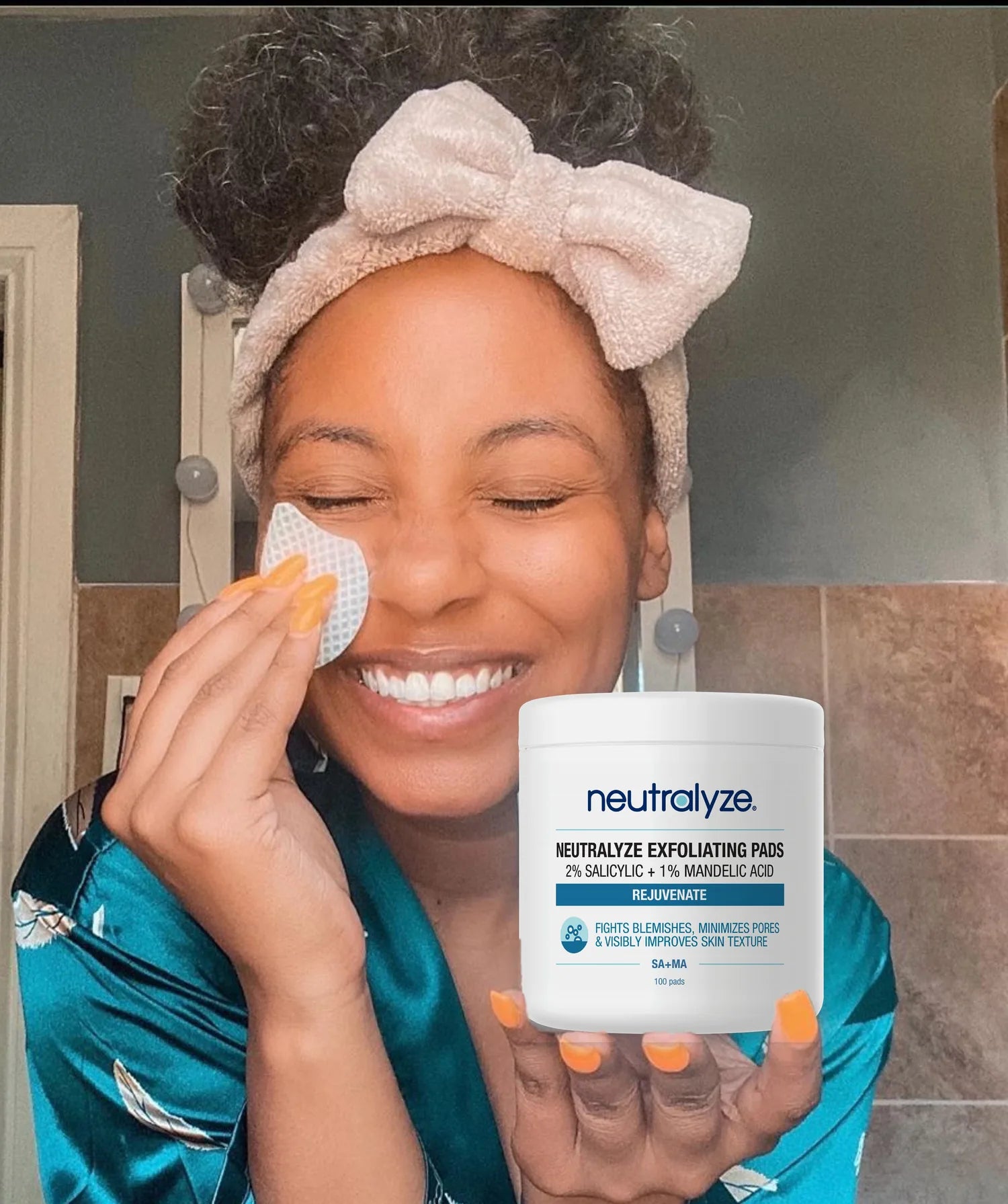 Neutralyze customer swiping an Exfoliating Pad